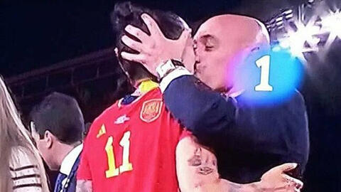 Chủ tịch LĐBĐ Tây Ban Nha gây tranh cãi vì hôn nữ cầu thủ trong lễ trao giải World Cup nữ 2023