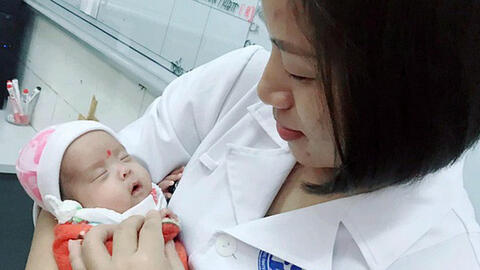 Sức sống kì diệu của bé sinh non bé nhất Việt Nam, chỉ nặng 480 gr