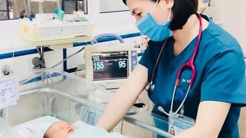 Tình trạng sức khỏe của bé trai 3 ngày tuổi bị bỏ rơi ở hố ga hiện ra sao?