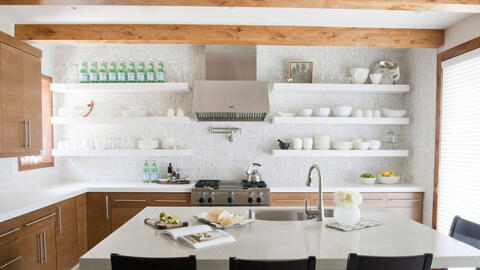 Cách tạo kiểu kệ bếp mở thiết thực và đẹp mắt