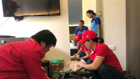 CĐV tiếp tế 60kg thực phẩm,  bữa ăn của đội tuyển nữ Việt Nam được cải thiện