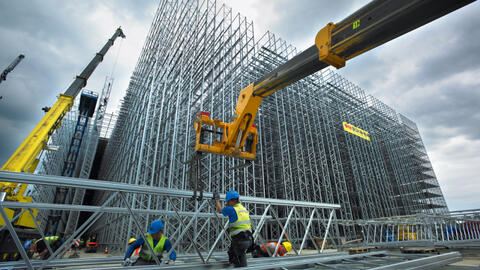 Một tuần giá thép tăng 3 lần, nhà thầu tiến thoái lưỡng nan