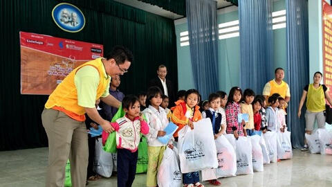 Đầu năm, ‘xông đất’ nhóm caravan thiện nguyện của Câu lạc bộ doanh nhân 2030