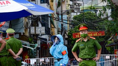 Tiếp tế lương thực tại khu phong toả nóng nhất Hà Nội