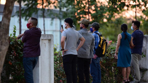 Gia đình tiếp tế đồ ăn cho con ở khu cách ly tập trung Đại học quốc gia TP.HCM