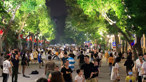 Phố đi bộ Hồ Gươm nhộn nhịp ngày đầu hoạt động trở lại