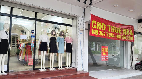 Nhiều cửa hàng thời trang đang đua giảm giá nhưng vẫn ế khách