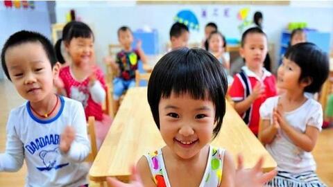 Con gái không bao giờ có mặt trong bức ảnh lớp, mẹ nhẹ nhàng nói 1 câu với cô giáo mà được nhận xét: EQ cao quá!