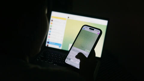 Phát hiện bí mật trong điện thoại bạn gái, chàng trai bị "trách ngược" vì yêu cầu liên quan đến người cũ