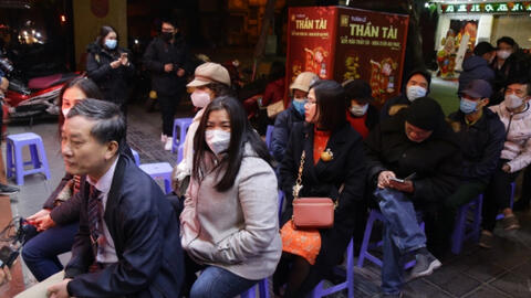 Người dân xếp hàng từ sáng sớm, co ro dưới tiết trời 11 độ chờ đợi mua vàng ngày Vía Thần Tài