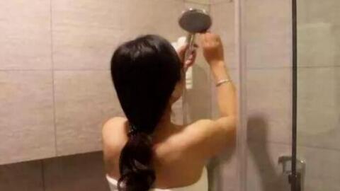 Sếp nữ hỏi “khi đang tắm có người bước vào thì che cái gì trước?”: Nam ứng viên EQ cao đưa đáp án thuyết phục