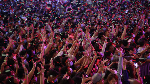 Đêm giao thừa, hàng nghìn người dân ở khắp mọi nời đổ ra đường đón năm mới