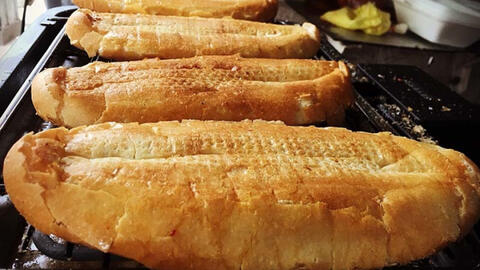 Quán bánh mì nướng muối ở Hà Nội ngày bán đến 500 chiếc, khách lúc nào cũng tấp nập