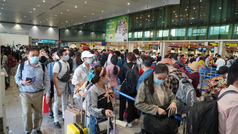 Sân bay, bến xe đông nghẹt người về quê ăn Tết