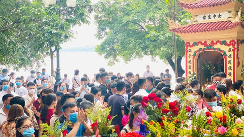 Bất chấp covid-19, người dân vẫn chen nhau đi lễ Phủ Tây Hồ đầu tháng cô hồn
