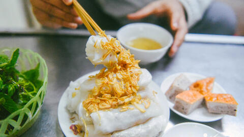 Quán bánh cuốn Hà Nội trong ngõ sâu hun hút: 34 năm 'vô danh', chỉ mở lúc nửa đêm