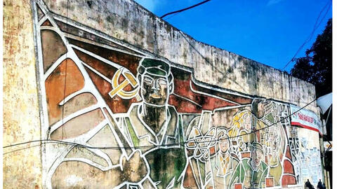 Giải cứu hai bức tranh cổ động quý hiếm làm từ chất liệu gạch men kính màu ở Hà Nội