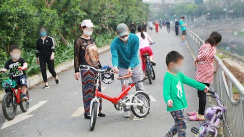 Trẻ em chưa tiêm vaccine COVID-19 nên hạn chế ra đường