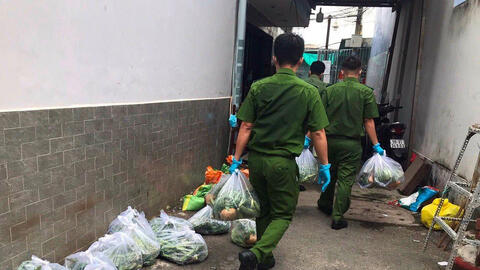 Công an TP.HCM đi phát lương thực cho dân nghèo