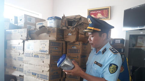 Tạm giữ 2.400 hộp sữa Ensure Gold nghi nhập lậu