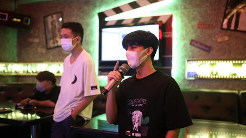 Karaoke, massage có nguy cơ bị xóa sổ khỏi thị trường?