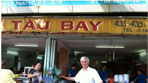 Đến phở Tàu Bay, làm “tô xe lửa”