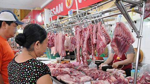 Giá thịt heo bán lẻ chỉ giảm tại các chợ đầu mối
