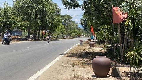 Chính quyền xã nói gì về việc đặt hàng trăm chiếc lu dọc QL49B trồng hoa giấy?