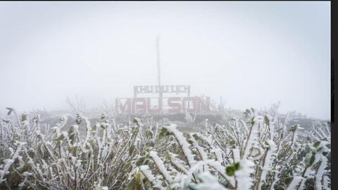 Hàng nghìn người đổ về Mẫu Sơn ngắm băng tuyết, ô tô nối đuôi tắc dài