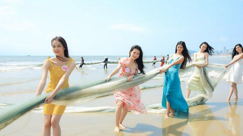 Ảnh thí sinh Hoa hậu Việt Nam 2020 kéo lưới cùng người dân gây tranh cãi gay gắt