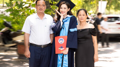 Hoa hậu Đỗ Hà rạng rỡ trong ngày tốt nghiệp Đại học, chuẩn bị làm doanh nhân