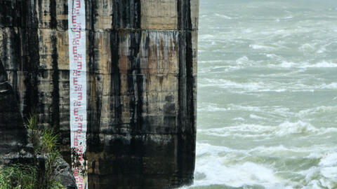 Nhiều hồ thủy điện phải xả tràn do mưa lũ kéo dài