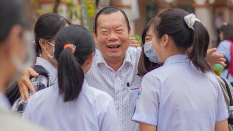 Thầy hiệu trưởng ôm từng học sinh khi nghỉ hưu