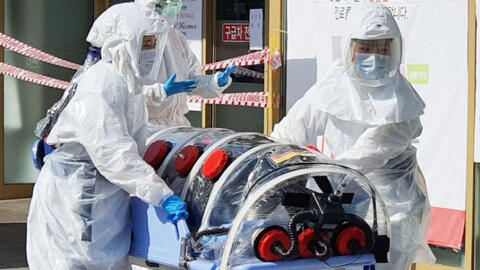 Chuyên gia Singapore: Biến chủng Omicron có thể gây ra làn sóng Covid-19 lớn năm 2022