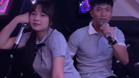 Phan Văn Đức cùng vợ đi hát, netizen soi ra một cử chỉ vô cùng tình tứ