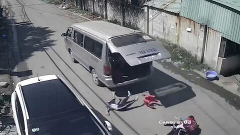 Vụ 3 học sinh văng xuống đường khi xe đưa rước đang chạy: nhiều chi tiết trên xe là tự chế