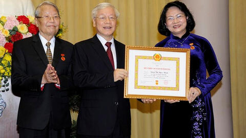 Phó Chủ tịch nước Đặng Thị Ngọc Thịnh được trao tặng Huy hiệu 40 năm tuổi Đảng