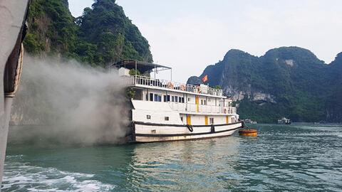 Tàu du lịch trên vịnh Hạ Long bất ngờ bốc cháy