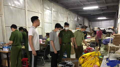 Thêm một 'tổng kho hàng lậu' bán hàng qua mạng bị triệt phá