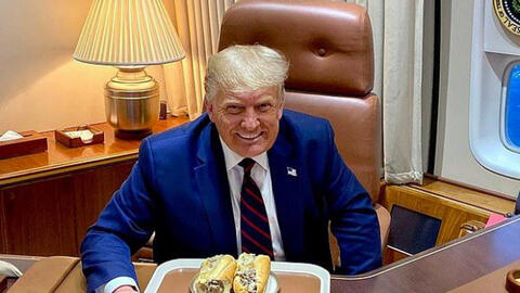 Sự thật về bức ảnh Donald Trump với món ăn "giống bánh mì Việt Nam" gần 2 triệu likes đang gây bão MXH?