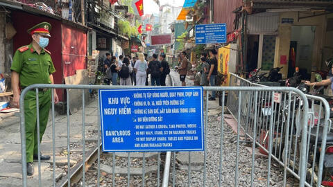 Lập chốt cứng ngăn du khách vào 'phố cà phê đường tàu' ở Hà Nội