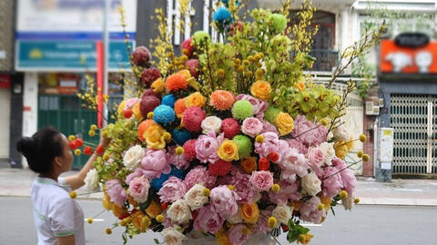 Đặt bình hoa 65 triệu đồng tặng vợ nhân ngày Quốc tế phụ nữ 8/3