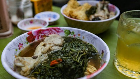 Hàng gà tần vỉa hè bán cả nghìn suất mỗi ngày