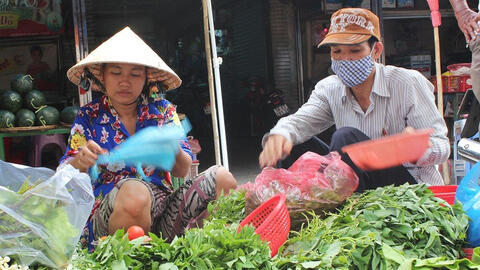 Vinmart, Big C, Co.opmart tiếp tục giảm giá thịt heo, gà, bò