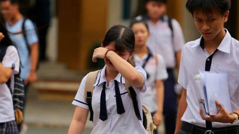 Nữ sinh bị mẹ bắt quỳ giữa trường chỉ vì không đỗ lớp 10