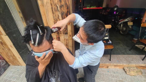 Nhu cầu mua sắm dụng cụ cắt tóc tại nhà tăng mạnh mùa giãn cách