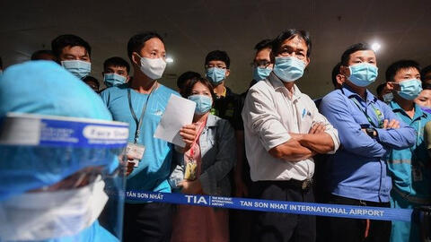 COVID-19: Chưa phát hiện nguồn lây tại sân bay Tân Sơn Nhất, Hà Nội phát hiện thêm 2 ca