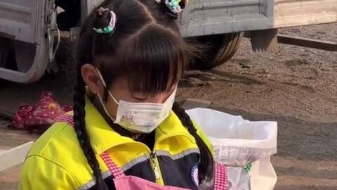 Bức ảnh hai anh em giữa khu chợ gây "bão" mạng: Một đứa trẻ về sau hiếu thảo hay không có thể nhìn ra từ chi tiết đơn giản này