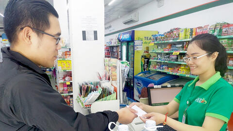 Người dân Hà nội kéo nhau mua nước sạch,Saigon Co.op huy động gấp hàng nghìn lốc nước đóng chai vẫn cháy hàng