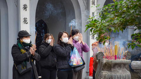 Người dân Hà Nội rộn ràng đi lễ rằm tháng Riêng